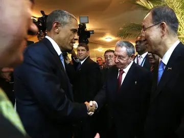 Barack Obama saluda a su homólogo cubano, Raúl Castro Barack Obama saluda a su homólogo cubano, Raúl Castro