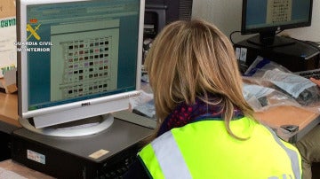 La Guardia Civil analiza contenido pedófilo en un ordenador