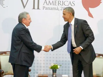 Obama estrecha la mano de Raúl Castro en una cita histórica Obama estrecha la mano de Raúl Castro en una cita histórica