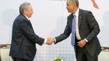 Obama estrecha la mano de Raúl Castro en una cita histórica