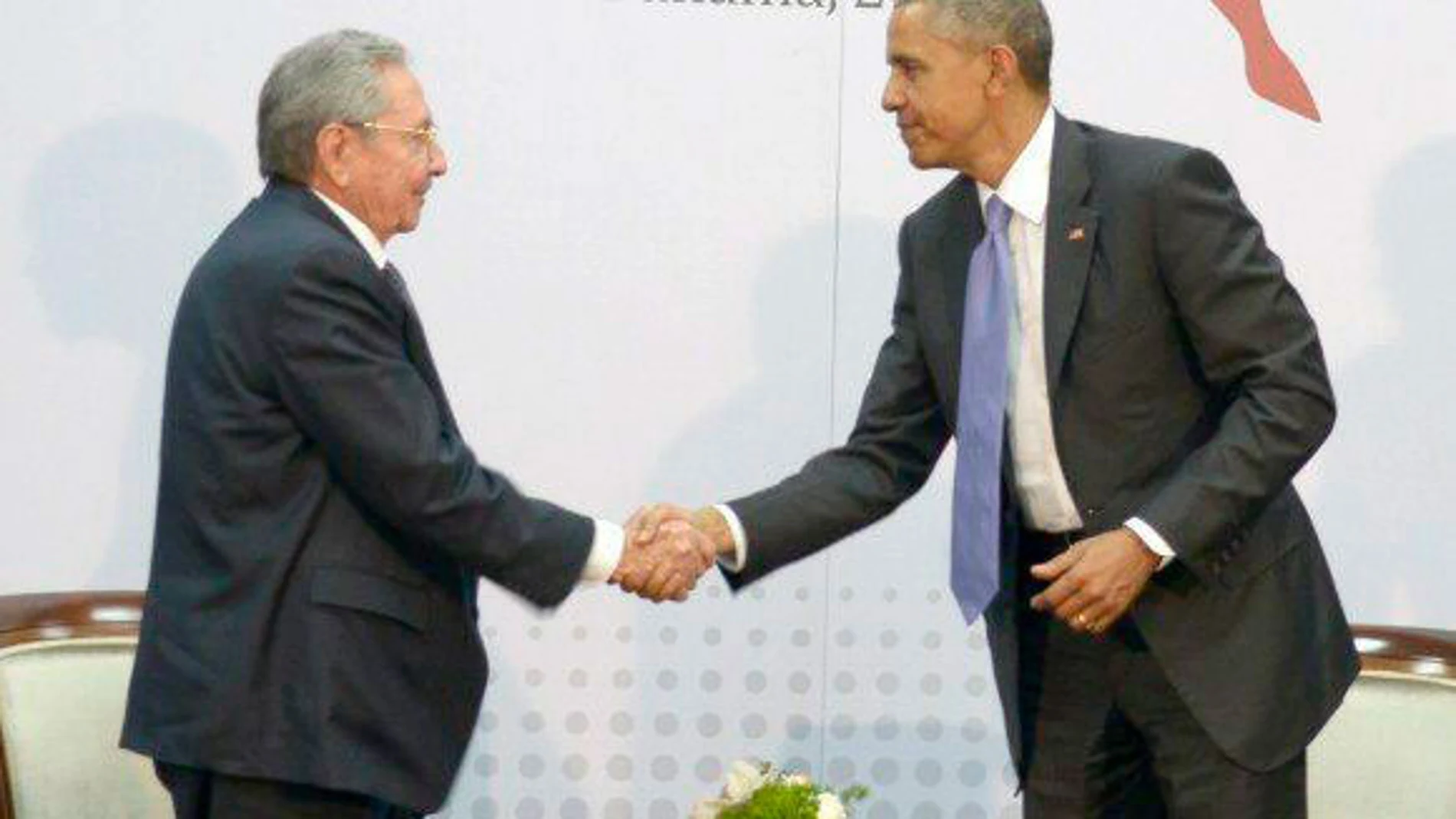 Obama estrecha la mano de Raúl Castro en una cita histórica Obama estrecha la mano de Raúl Castro en una cita histórica