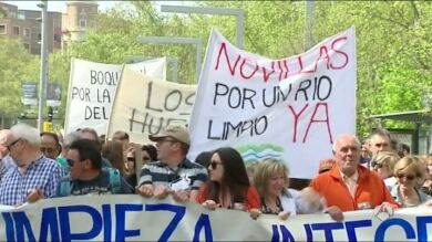Más de 2.000 personas exigen en Zaragoza la limpieza integral del río Ebro