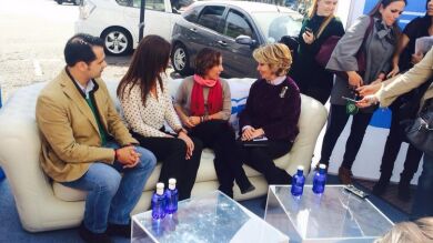 Aguirre coloca un sofá en la calle para escuchar las quejas de los ciudadanos