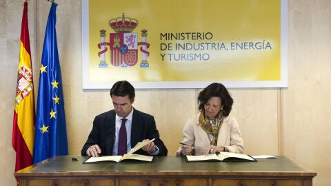 El ministro de Industria y la presidenta del Banco Santander