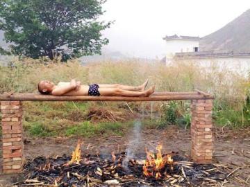 Imagen del joven chino en una de sus sesiones sobre la hoguera. Imagen del joven chino en una de sus sesiones sobre la hoguera.