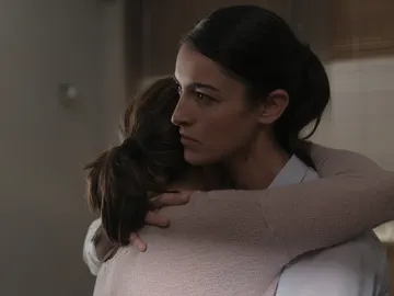 Laura abraza a Carmen Laura abraza a Carmen