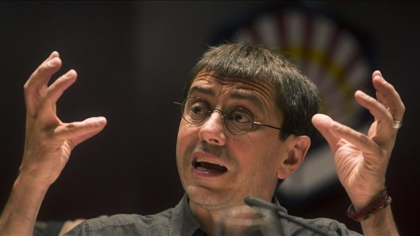 Monedero dice que los barones del PSOE están 