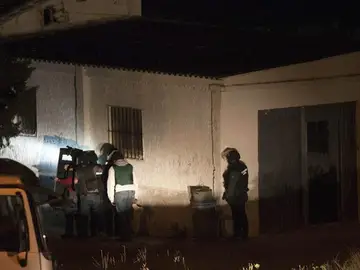 Domicilio donde permanece atrincherado el hombre. Domicilio donde permanece atrincherado el hombre.