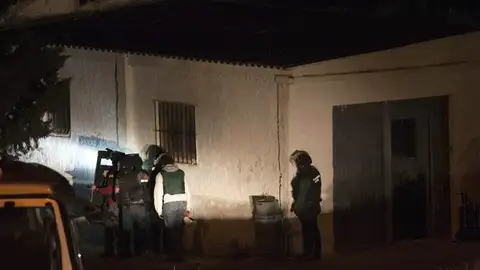 Domicilio donde permanece atrincherado el hombre. Domicilio donde permanece atrincherado el hombre.