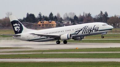 Despiden al trabajador de Alaska Airlines que se quedó dormido en la bodega de carga de un avión