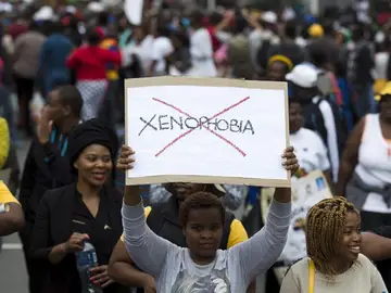 Un grupo de personas participa en una marcha pacífica Un grupo de personas participa en una marcha pacífica