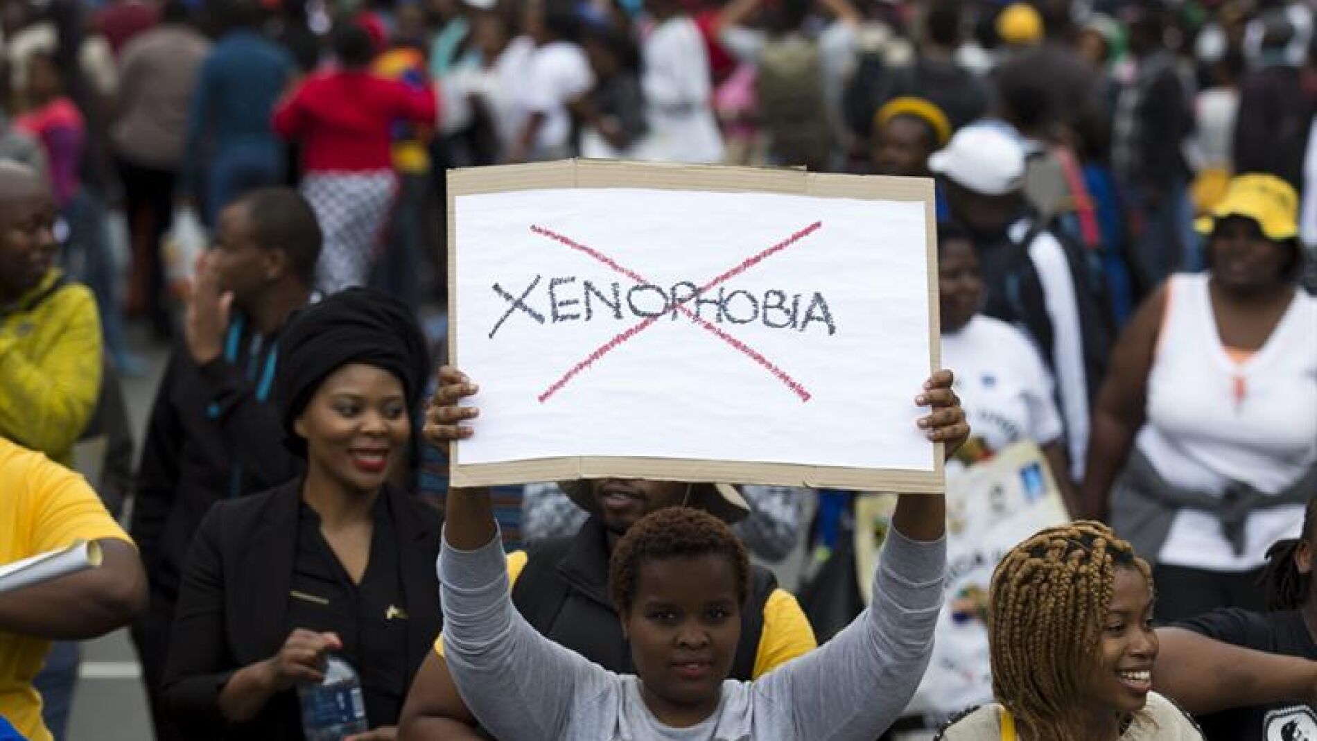  Un grupo de personas participa en una marcha pac&iacute;fica