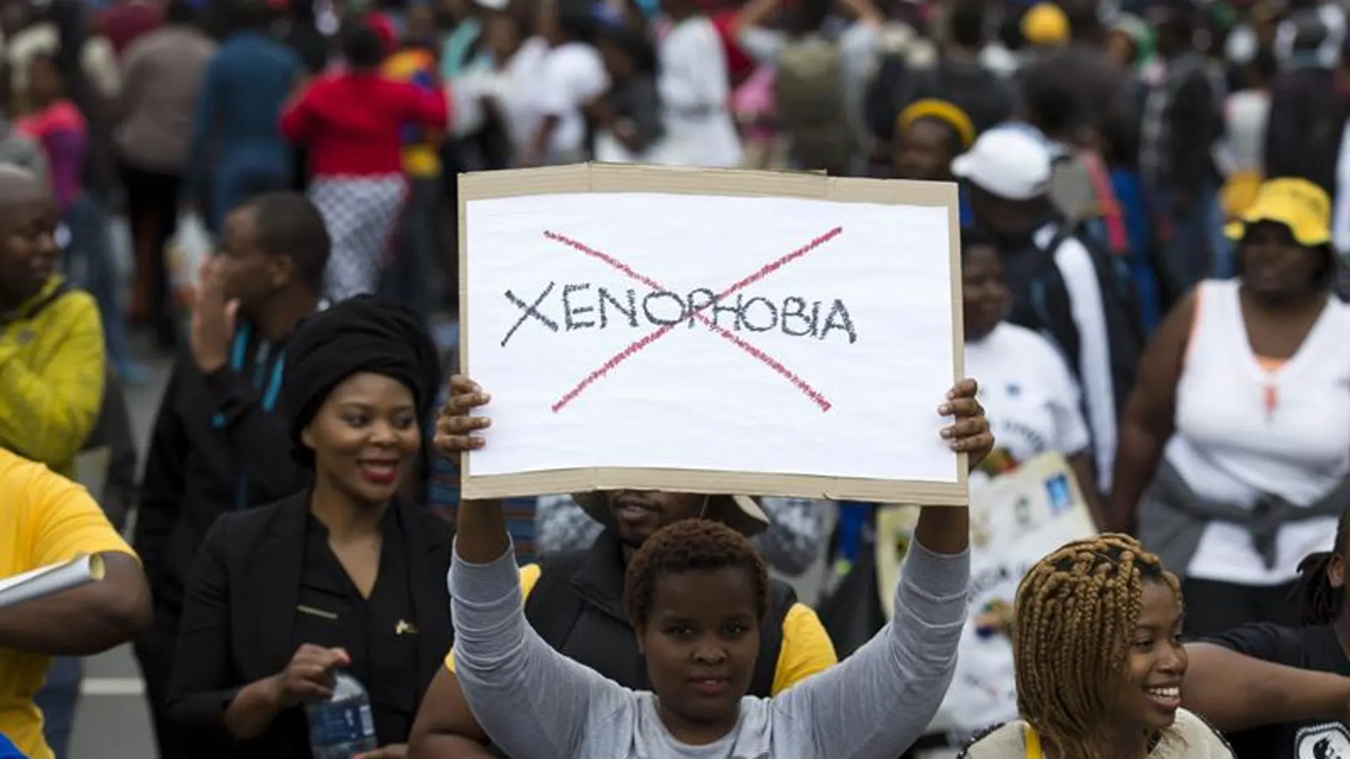 Un grupo de personas participa en una marcha pacífica Un grupo de personas participa en una marcha pacífica