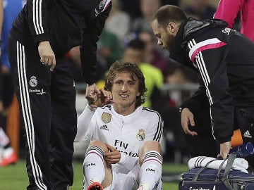 Luka Modric, dolorido en el suelo