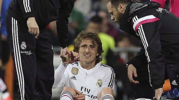 Luka Modric, dolorido en el suelo