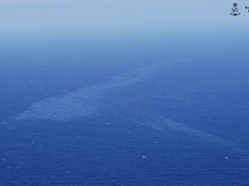 Un avión y tres embarcaciones continúan con las tareas de vigilancia de la mancha del pesquero ruso 