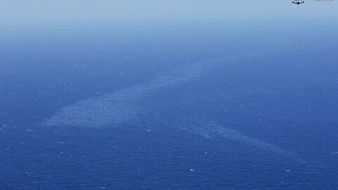 Un avi&oacute;n y tres embarcaciones contin&uacute;an con las tareas de vigilancia de la mancha del pesquero ruso 