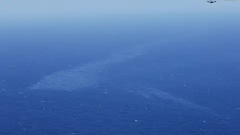 Un avión y tres embarcaciones continúan con las tareas de vigilancia de la mancha del pesquero ruso Un avión y tres embarcaciones continúan con las tareas de vigilancia de la mancha del pesquero ruso