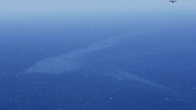 Un avión y tres embarcaciones continúan con las tareas de vigilancia de la mancha del pesquero ruso 