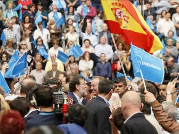 Rajoy defiende la "gran nación" que es España frente a quienes solo ven lo malo Rajoy defiende la "gran nación" que es España frente a quienes solo ven lo malo