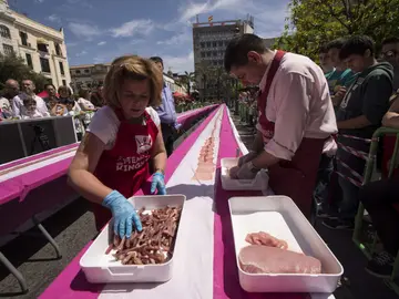 Córdoba revalida su Guinness con un flamenquín de 110 metros Córdoba revalida su Guinness con un flamenquín de 110 metros