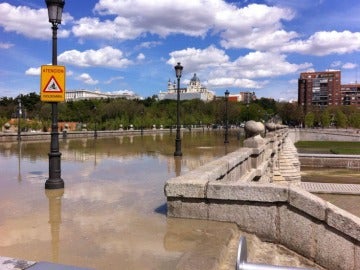 Inundado el Puente de Segovia