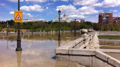 Inundado el Puente de Segovia y cortada parte de la Calle-30 por la rotura de una tubería