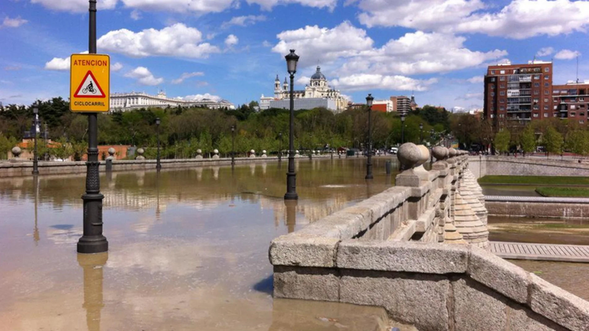 Inundado el Puente de Segovia Inundado el Puente de Segovia
