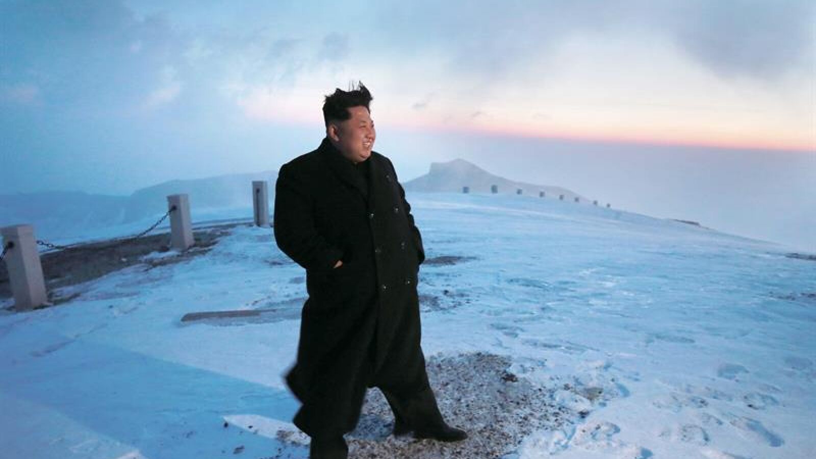 Kim Jong-un escala el venerado Monte Paekdu para homenajear a su padre