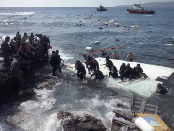 Inmigrantes indocumentados llegan a la playa de Zefyros en Rodas Inmigrantes indocumentados llegan a la playa de Zefyros en Rodas