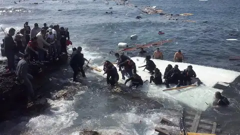 Inmigrantes indocumentados llegan a la playa de Zefyros en Rodas Inmigrantes indocumentados llegan a la playa de Zefyros en Rodas