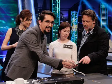 Russell Crowe y Olga Kurylenko con Marron en El Hormiguero 3.0 Russell Crowe y Olga Kurylenko con Marron en El Hormiguero 3.0