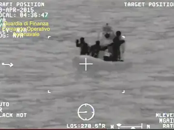 La Guardia di Finanza durante la operación de rescate La Guardia di Finanza durante la operación de rescate