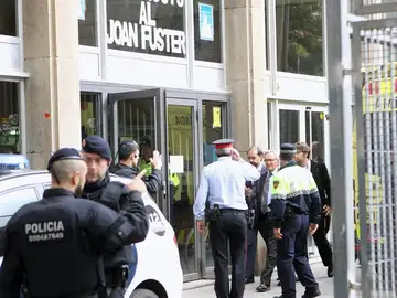 El alcalde de Barcelona, Xavier Trias, a su llegada al IES Joan Fuster El alcalde de Barcelona, Xavier Trias, a su llegada al IES Joan Fuster