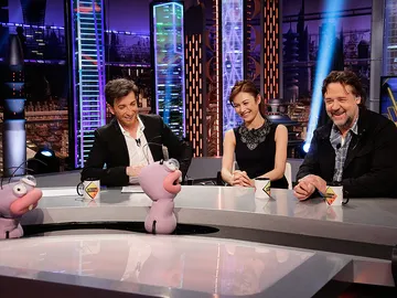 Olga Kurylenko y Russell Crowe con Trancas y Barrancas en El Hormiguero 3.0 Olga Kurylenko y Russell Crowe con Trancas y Barrancas en El Hormiguero 3.0