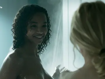 Rizos le pide salir a Macarena en las duchas Rizos le pide salir a Macarena en las duchas