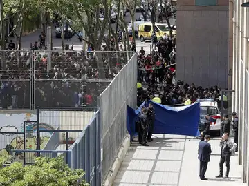 Inmediaciones del instituto Joan Fuster después de conocerse el ataque. Inmediaciones del instituto Joan Fuster después de conocerse el ataque.
