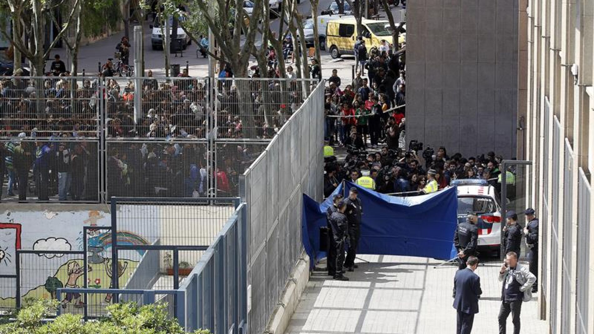 Inmediaciones del instituto Joan Fuster despu&eacute;s de conocerse el ataque.
