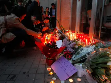 Padres y profesores depositan flores en la entrada del Instituto de Educación Secundaria Joan Fuster Padres y profesores depositan flores en la entrada del Instituto de Educación Secundaria Joan Fuster