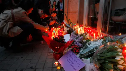 Padres y profesores depositan flores en la entrada del Instituto de Educación Secundaria Joan Fuster Padres y profesores depositan flores en la entrada del Instituto de Educación Secundaria Joan Fuster