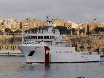 Miembros de la Guardia Costera italiana en el puerto de la Valeta en Malta