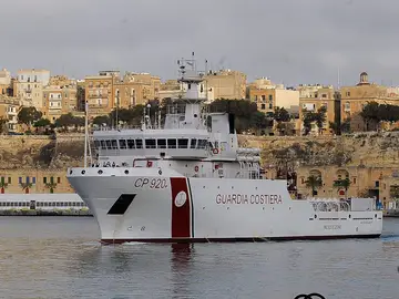 Miembros de la Guardia Costera italiana en el puerto de la Valeta en Malta Miembros de la Guardia Costera italiana en el puerto de la Valeta en Malta