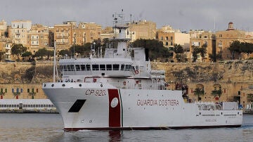 Miembros de la Guardia Costera italiana en el puerto de la Valeta en Malta