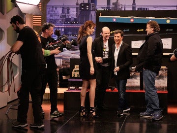 Russell Crowe y Olga Kurylenko con Jandro en El Hormiguero 3.0