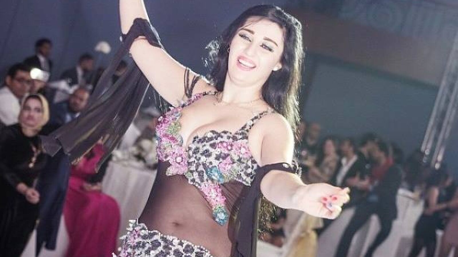 Seis meses de cárcel para una bailarina del vientre por usar una bandera egipcia en su show
