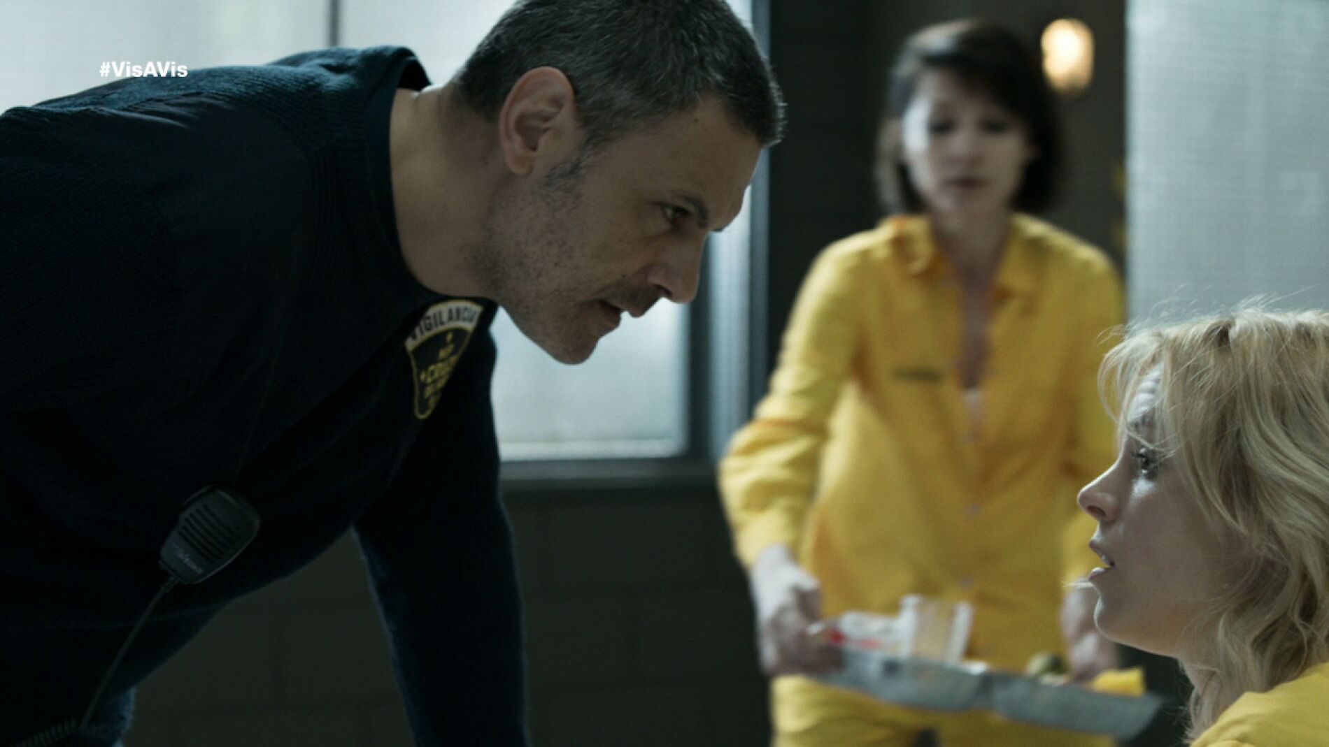 Fabio interroga a Macarene en el comedor