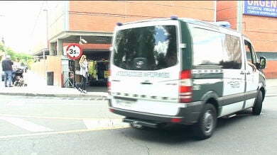 Una mujer lanza a sus hijos por la ventana en Toledo, luego se tira, y resultan heridos