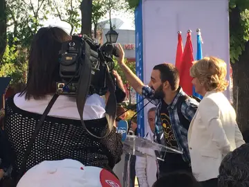 Uno de los manifestantes, ante la atenta mirada de Esperanza Aguirre Uno de los manifestantes, ante la atenta mirada de Esperanza Aguirre