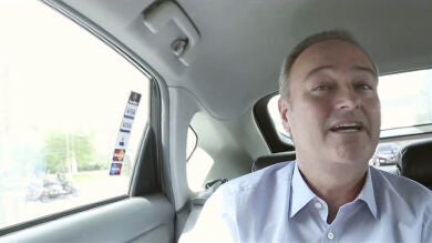 Fabra pide disculpas por no llevar el cinturón de seguridad en un vídeo electoral