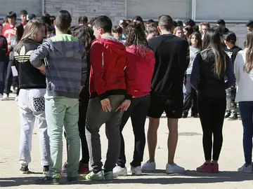 Cientos de personas han participado en los cinco minutos de silencio ante el IES Pere Vives i Vich de Igualada Cientos de personas han participado en los cinco minutos de silencio ante el IES Pere Vives i Vich de Igualada